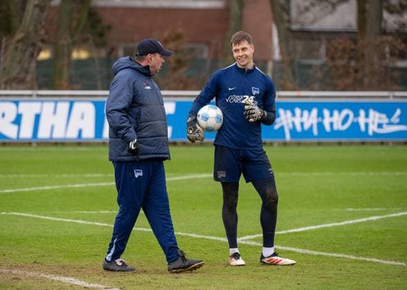 Fußball, Herren, Saison 2024 2025, 2. Bundesliga, Hertha BSC, Training, v. l. Torwart-Trainer Andreas Menger (Hertha BSC), Torwart Tjark Ernst (Hertha BSC), 28.01. 2025, Copyright: xMatthiasxKochx