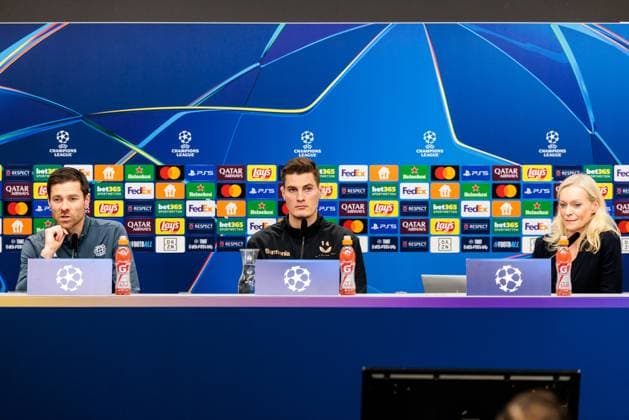 UEFA Champions League: Pressekonferenz Bayer 04 Leverkusen, 28.01.2025 Xabi Alonso (Cheftrainer Bayer 04 Leverkusen), Patrick Schick (Bayer 04 Leverkusen, 14) während der Pressekonferenz UEFA Champions League: Pressekonferenz Bayer 04 Leverkusen vor dem Spiel gegen Sparta Prag; BayArena, Leverkusen am 28.01.2025 Copyright: xBEAUTIFULxSPORTS Wunderlx