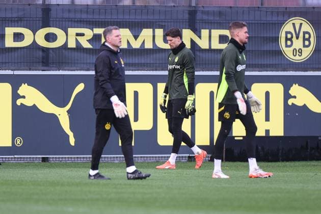 28.01.2025, Abschlusstraining zum UEFA Champions League Spiel zwischen Borussia Dortmund und Shakhtar Donetsk, v. l. Torwart-Trainer Matthias Kleinsteiber (Borussia Dortmund), Torwart Gregor Kobel (Borussia Dortmund), Torwart Alexander Meyer (Borussia Dortmund), Dortmund Trainingsgelände Borussia Dortmund NRW Deutschland xRHR-FOTO DEx Copyright: DennisxEwert RHR-FOTOx RHR-FOTO DE