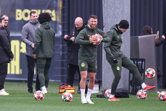 28.01.2025, Abschlusstraining zum UEFA Champions League Spiel zwischen Borussia Dortmund und Shakhtar Donetsk, Salih Özcan (Borussia Dortmund) lacht und zwinkert, Dortmund Trainingsgelände Borussia Dortmund NRW Deutschland xRHR-FOTO DEx Copyright: DennisxEwert RHR-FOTOx RHR-FOTO DE