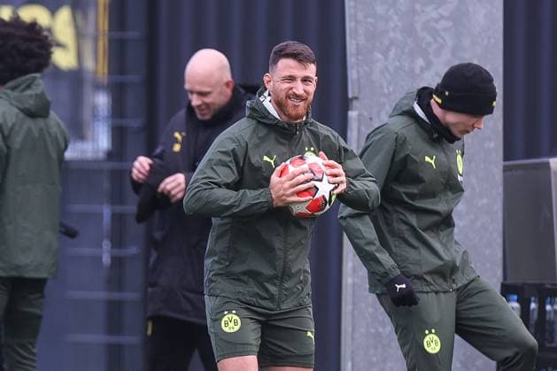 28.01.2025, Abschlusstraining zum UEFA Champions League Spiel zwischen Borussia Dortmund und Shakhtar Donetsk, Salih Özcan (Borussia Dortmund) lacht, Dortmund Trainingsgelände Borussia Dortmund NRW Deutschland xRHR-FOTO DEx Copyright: DennisxEwert RHR-FOTOx RHR-FOTO DE