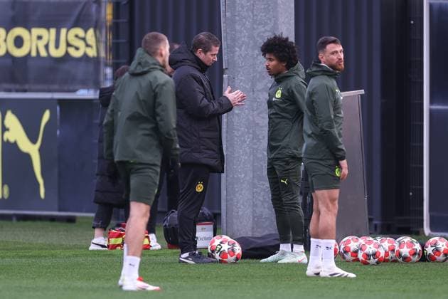 28.01.2025, Abschlusstraining zum UEFA Champions League Spiel zwischen Borussia Dortmund und Shakhtar Donetsk, v. l. Cheftrainer Mike Tullberg (Borussia Dortmund) spricht mit Karim Adeyemi (Borussia Dortmund), Dortmund Trainingsgelände Borussia Dortmund NRW Deutschland xRHR-FOTO DEx Copyright: DennisxEwert RHR-FOTOx RHR-FOTO DE