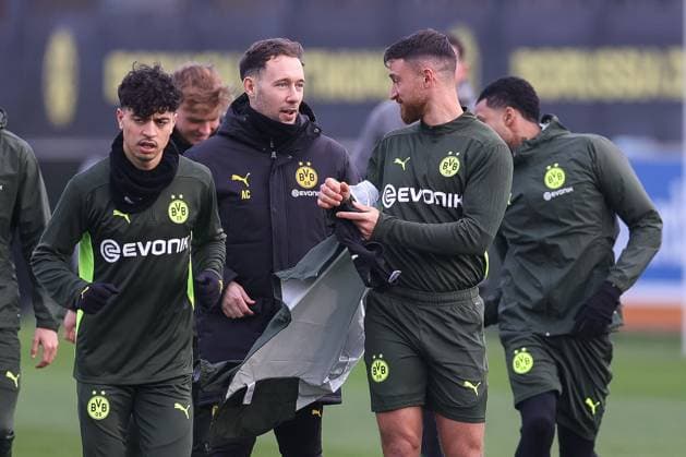 28.01.2025, Abschlusstraining zum UEFA Champions League Spiel zwischen Borussia Dortmund und Shakhtar Donetsk, v. l. Standard-Trainer Alex Clapham (Borussia Dortmund), Salih Özcan (Borussia Dortmund), Dortmund Trainingsgelände Borussia Dortmund NRW Deutschland xRHR-FOTO DEx Copyright: DennisxEwert RHR-FOTOx RHR-FOTO DE