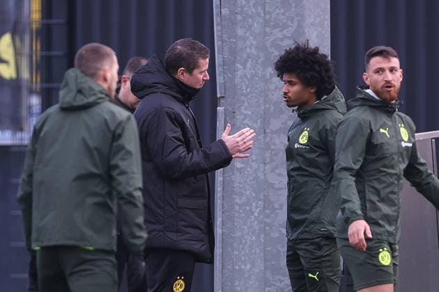 28.01.2025, Abschlusstraining zum UEFA Champions League Spiel zwischen Borussia Dortmund und Shakhtar Donetsk, v. l. Cheftrainer Mike Tullberg (Borussia Dortmund), spricht mit Karim Adeyemi (Borussia Dortmund), Dortmund Trainingsgelände Borussia Dortmund NRW Deutschland xRHR-FOTO DEx Copyright: DennisxEwert RHR-FOTOx RHR-FOTO DE