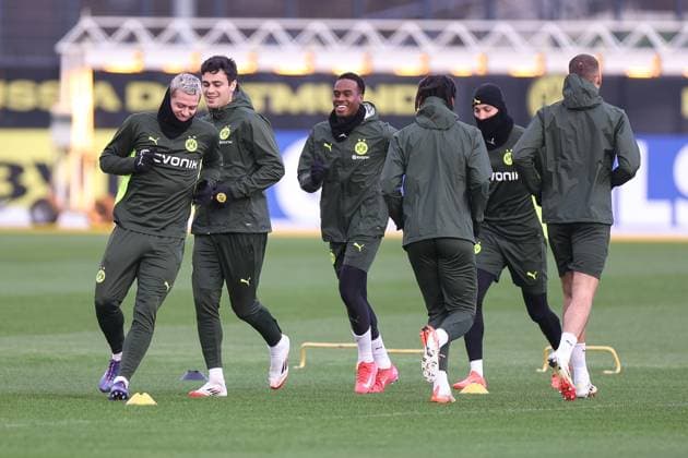 28.01.2025, Abschlusstraining zum UEFA Champions League Spiel zwischen Borussia Dortmund und Shakhtar Donetsk, v. l. Julian Ryerson (Borussia Dortmund), Giovanni Reyna (Borussia Dortmund), Jamie Jermaine Gittens (Borussia Dortmund), Dortmund Trainingsgelände Borussia Dortmund NRW Deutschland xRHR-FOTO DEx Copyright: DennisxEwert RHR-FOTOx RHR-FOTO DE