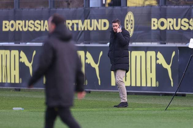 28.01.2025, Abschlusstraining zum UEFA Champions League Spiel zwischen Borussia Dortmund und Shakhtar Donetsk, Sportdirektor Sebastian Kehl (Borussia Dortmund) telefoniert, Dortmund Trainingsgelände Borussia Dortmund NRW Deutschland xRHR-FOTO DEx Copyright: DennisxEwert RHR-FOTOx RHR-FOTO DE