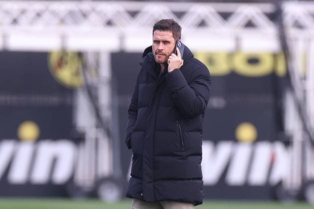 28.01.2025, Abschlusstraining zum UEFA Champions League Spiel zwischen Borussia Dortmund und Shakhtar Donetsk, Sportdirektor Sebastian Kehl (Borussia Dortmund) telefoniert, Dortmund Trainingsgelände Borussia Dortmund NRW Deutschland xRHR-FOTO DEx Copyright: DennisxEwert RHR-FOTOx RHR-FOTO DE