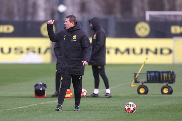 28.01.2025, Abschlusstraining zum UEFA Champions League Spiel zwischen Borussia Dortmund und Shakhtar Donetsk, Cheftrainer Mike Tullberg (Borussia Dortmund) gibt Anweisungen, Dortmund Trainingsgelände Borussia Dortmund NRW Deutschland xRHR-FOTO DEx Copyright: DennisxEwert RHR-FOTOx RHR-FOTO DE