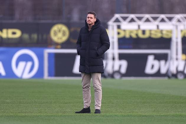 28.01.2025, Abschlusstraining zum UEFA Champions League Spiel zwischen Borussia Dortmund und Shakhtar Donetsk, Sportdirektor Sebastian Kehl (Borussia Dortmund) schließt sie Augen, Dortmund Trainingsgelände Borussia Dortmund NRW Deutschland xRHR-FOTO DEx Copyright: DennisxEwert RHR-FOTOx RHR-FOTO DE