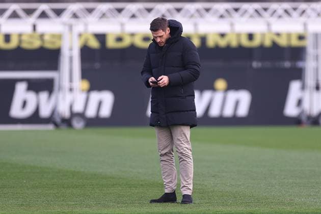 28.01.2025, Abschlusstraining zum UEFA Champions League Spiel zwischen Borussia Dortmund und Shakhtar Donetsk, Sportdirektor Sebastian Kehl (Borussia Dortmund) schaut auf sein Smartphone, Dortmund Trainingsgelände Borussia Dortmund NRW Deutschland xRHR-FOTO DEx Copyright: DennisxEwert RHR-FOTOx RHR-FOTO DE