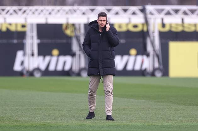 28.01.2025, Abschlusstraining zum UEFA Champions League Spiel zwischen Borussia Dortmund und Shakhtar Donetsk, Sportdirektor Sebastian Kehl (Borussia Dortmund) telefoniert, Dortmund Trainingsgelände Borussia Dortmund NRW Deutschland xRHR-FOTO DEx Copyright: DennisxEwert RHR-FOTOx RHR-FOTO DE