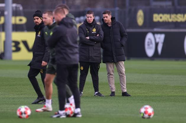 28.01.2025, Abschlusstraining zum UEFA Champions League Spiel zwischen Borussia Dortmund und Shakhtar Donetsk, v. l. Cheftrainer Mike Tullberg (Borussia Dortmund), Sportdirektor Sebastian Kehl (Borussia Dortmund) beobachten die Einheit, Dortmund Trainingsgelände Borussia Dortmund NRW Deutschland xRHR-FOTO DEx Copyright: DennisxEwert RHR-FOTOx RHR-FOTO DE