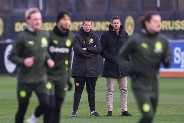 28.01.2025, Abschlusstraining zum UEFA Champions League Spiel zwischen Borussia Dortmund und Shakhtar Donetsk, v. l. Cheftrainer Mike Tullberg (Borussia Dortmund), Sportdirektor Sebastian Kehl (Borussia Dortmund) beobachten die Trainingseinheit, Dortmund Trainingsgelände Borussia Dortmund NRW Deutschland xRHR-FOTO DEx Copyright: DennisxEwert RHR-FOTOx RHR-FOTO DE
