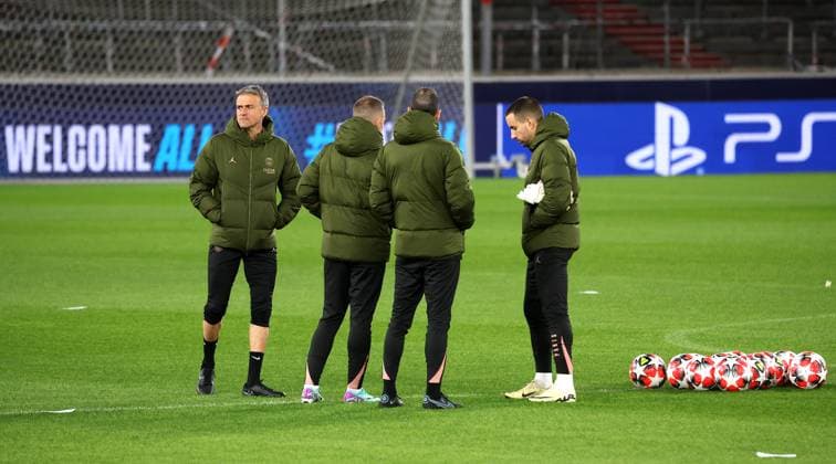 28.01.2025 Stuttgart , Champions League Fußball VfB Stuttgart vs. Paris St. Germain, Paris St. Germain Abschlusstraining, Trainer Luis Enrique (links) Gemäß den Vorgaben der DFL Deutschen Fuï¬‚ball Liga ist es untersagt, in dem Stadion und oder vom Spiel angefertigte Fotoaufnahmen in Form von Sequenzbildern und oder videoähnlichen Fotostrecken zu verwerten bzw. verwerten zu lassen.