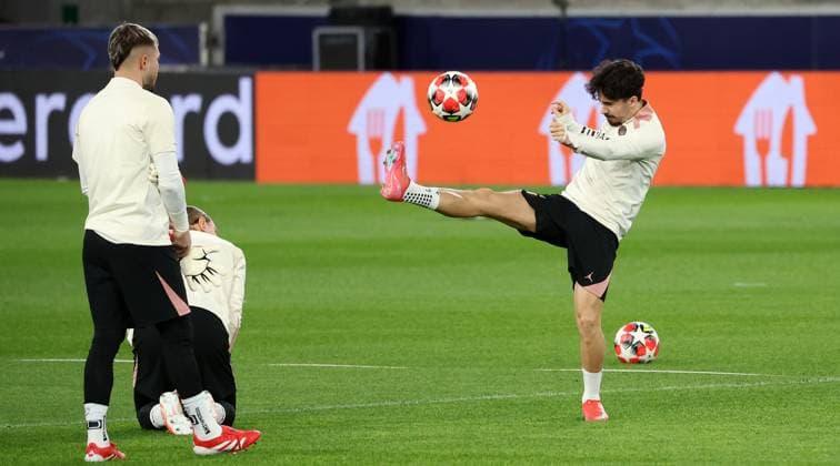 28.01.2025 Stuttgart , Champions League Fußball VfB Stuttgart vs. Paris St. Germain, Paris St. Germain Abschlusstraining, Vitinha (rechts) Gemäß den Vorgaben der DFL Deutschen Fuï¬‚ball Liga ist es untersagt, in dem Stadion und oder vom Spiel angefertigte Fotoaufnahmen in Form von Sequenzbildern und oder videoähnlichen Fotostrecken zu verwerten bzw. verwerten zu lassen.