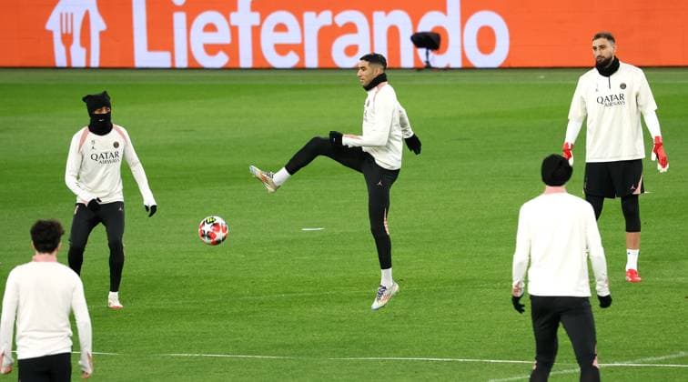 28.01.2025 Stuttgart , Champions League Fußball VfB Stuttgart vs. Paris St. Germain, Paris St. Germain Abschlusstraining, v.l. Bradley Barcola, Achraf Hakimi, Gianluigi Donnarumma Gemäß den Vorgaben der DFL Deutschen Fuï¬‚ball Liga ist es untersagt, in dem Stadion und oder vom Spiel angefertigte Fotoaufnahmen in Form von Sequenzbildern und oder videoähnlichen Fotostrecken zu verwerten bzw. verwerten zu lassen.