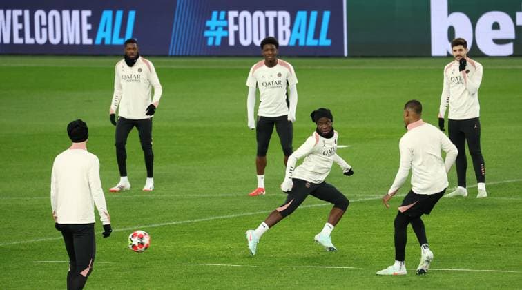 28.01.2025 Stuttgart , Champions League Fußball VfB Stuttgart vs. Paris St. Germain, Paris St. Germain Abschlusstraining, Yoram Zague (Mitte, Nr. 42) Gemäß den Vorgaben der DFL Deutschen Fuï¬‚ball Liga ist es untersagt, in dem Stadion und oder vom Spiel angefertigte Fotoaufnahmen in Form von Sequenzbildern und oder videoähnlichen Fotostrecken zu verwerten bzw. verwerten zu lassen.