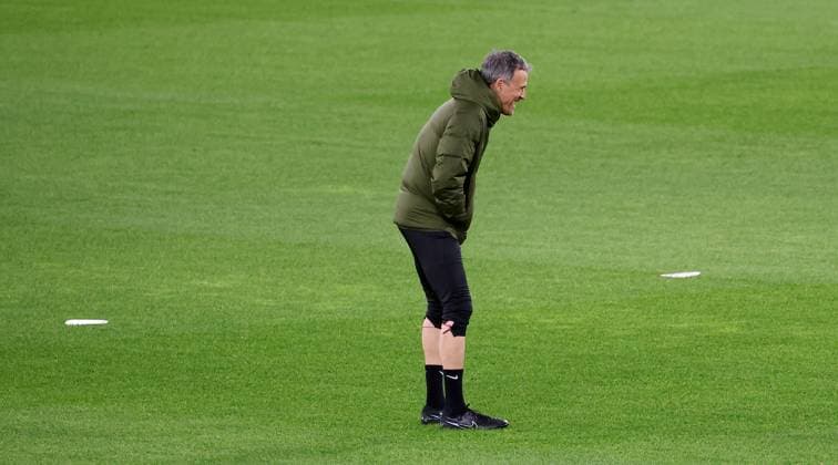 28.01.2025 Stuttgart , Champions League Fußball VfB Stuttgart vs. Paris St. Germain, Paris St. Germain Abschlusstraining, Trainer Luis Enrique am Lachen Gemäß den Vorgaben der DFL Deutschen Fuï¬‚ball Liga ist es untersagt, in dem Stadion und oder vom Spiel angefertigte Fotoaufnahmen in Form von Sequenzbildern und oder videoähnlichen Fotostrecken zu verwerten bzw. verwerten zu lassen.