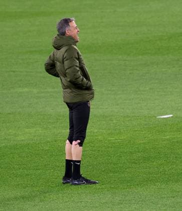 28.01.2025 Stuttgart , Champions League Fußball VfB Stuttgart vs. Paris St. Germain, Paris St. Germain Abschlusstraining, Trainer Luis Enrique am Lachen Gemäß den Vorgaben der DFL Deutschen Fuï¬‚ball Liga ist es untersagt, in dem Stadion und oder vom Spiel angefertigte Fotoaufnahmen in Form von Sequenzbildern und oder videoähnlichen Fotostrecken zu verwerten bzw. verwerten zu lassen.