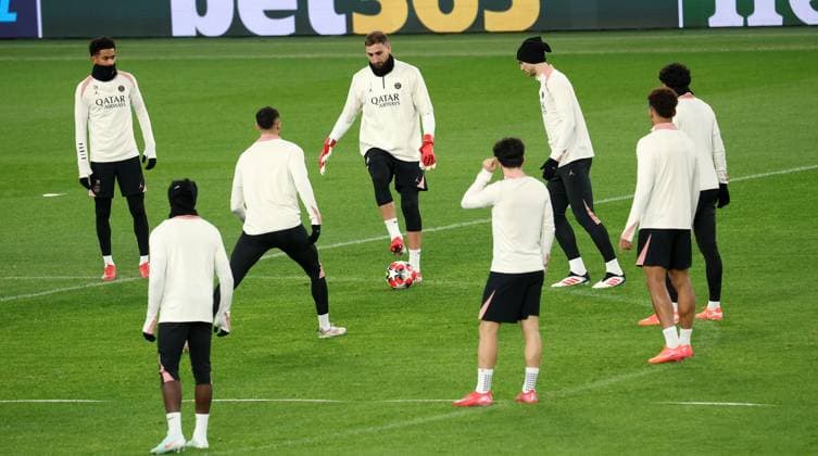 28.01.2025 Stuttgart , Champions League Fußball VfB Stuttgart vs. Paris St. Germain, Paris St. Germain Abschlusstraining, Gianluigi Donnarumma (Mitte, Nr. 1) Gemäß den Vorgaben der DFL Deutschen Fuï¬‚ball Liga ist es untersagt, in dem Stadion und oder vom Spiel angefertigte Fotoaufnahmen in Form von Sequenzbildern und oder videoähnlichen Fotostrecken zu verwerten bzw. verwerten zu lassen.