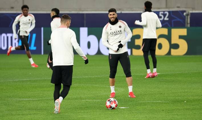 28.01.2025 Stuttgart , Champions League Fußball VfB Stuttgart vs. Paris St. Germain, Paris St. Germain Abschlusstraining, Marco Asensio (vorn rechts) Gemäß den Vorgaben der DFL Deutschen Fuï¬‚ball Liga ist es untersagt, in dem Stadion und oder vom Spiel angefertigte Fotoaufnahmen in Form von Sequenzbildern und oder videoähnlichen Fotostrecken zu verwerten bzw. verwerten zu lassen.