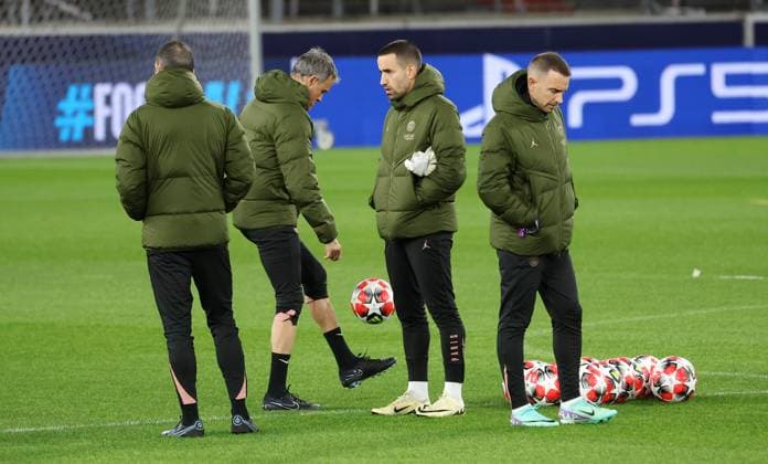 28.01.2025 Stuttgart , Champions League Fußball VfB Stuttgart vs. Paris St. Germain, Paris St. Germain Abschlusstraining, Trainer Luis Enrique (2.v.r) jongliert den Ball Gemäß den Vorgaben der DFL Deutschen Fuï¬‚ball Liga ist es untersagt, in dem Stadion und oder vom Spiel angefertigte Fotoaufnahmen in Form von Sequenzbildern und oder videoähnlichen Fotostrecken zu verwerten bzw. verwerten zu lassen.