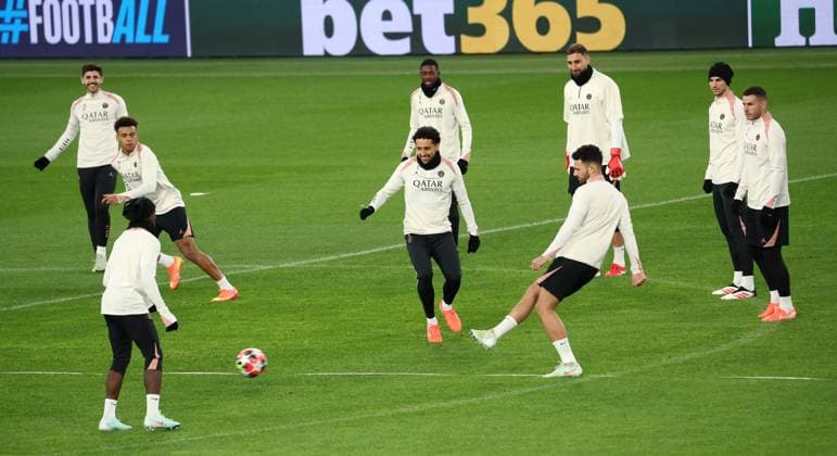 28.01.2025 Stuttgart , Champions League Fußball VfB Stuttgart vs. Paris St. Germain, Paris St. Germain Abschlusstraining, Übersicht Gemäß den Vorgaben der DFL Deutschen Fuï¬‚ball Liga ist es untersagt, in dem Stadion und oder vom Spiel angefertigte Fotoaufnahmen in Form von Sequenzbildern und oder videoähnlichen Fotostrecken zu verwerten bzw. verwerten zu lassen.