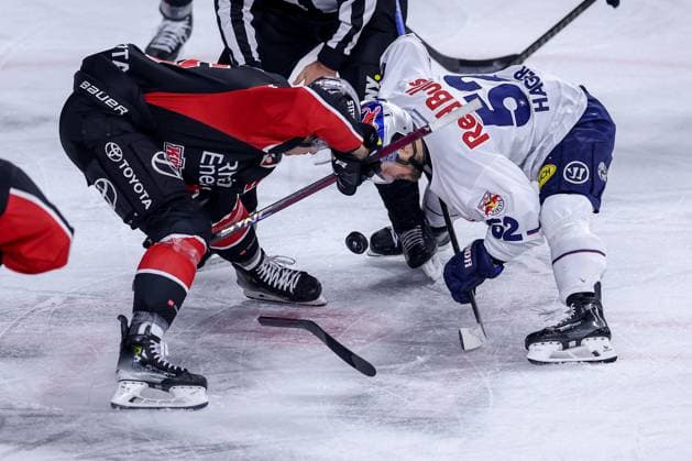 Sport Themen der Woche KW05 Sport Bilder des Tages 28.01.2025, Eishockey, DEL, Kölner Haie - EHC Red Bull München, Spieltag 41, Lanxess-Arena Köln: Beim Zweikampf um den Bully (Louis-Marc Aubry (Kölner Haie 15) gegen Patrick Hager (EHC München 52)) bricht der Schläger von (Louis-Marc Aubry (Kölner Haie 15) in Zwei Hälften auseinander Nordrhein-Westfalen Deutschland *** 28 01 2025, Ice field hockey, DEL, Kölner Haie EHC Red Bull München, Matchday 41, Lanxess Arena Köln During the duel for the bully Louis Marc Aubry Kölner Haie 15 vs Patrick Hager EHC München 52 the stick of Louis Marc Aubry Kölner Haie 15 breaks into two halves North Rhine-Westphalia Germany