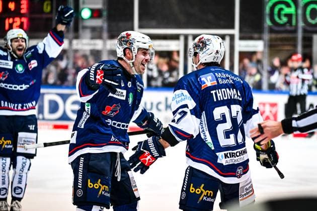 Sport Themen der Woche KW05 Sport Bilder des Tages Torjubel, Jubel, Freude bei Torschütze Christian Thomas (Iserlohn Roosters, 27) Zach Osburn (Iserlohn Roosters, 2), GER, Iserlohn Roosters vs. Nuernberg Ice Tigers, Eishockey, Penny-DEL, 41. Spieltag, Spielzeit 2024 2025, 28.01.2025, GER, Iserlohn Roosters vs. Nuernberg Ice Tigers, Eishockey, Penny-DEL, 41. Spieltag, Spielzeit 2024 2025, 28.01.2025 Iserlohn *** Goalscorer Christian Thomas Iserlohn Roosters, 27 Zach Osburn Iserlohn Roosters, 2 , GER, Iserlohn Roosters vs Nuernberg Ice Tigers, Ice Hockey, Penny DEL, 41 Spieltag, Spielzeit 2024 2025, 28 01 2025, GER, Iserlohn Roosters vs Nuernberg Ice Tigers, Ice Hockey, Penny DEL, 41 Spieltag, Spielzeit 2024 2025, 28 01 2025 Iserlohn Copyright: xJonasxBrockmann Eibner-Pressefotx EP_JBN