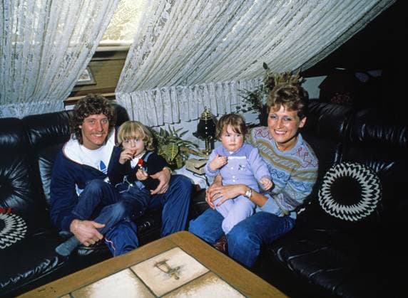 Archivbilder der Woche SPORT KW05 01.01.82 Toni Schumacher Deutschland, Köln, 01.01.1982, Fussball, Bundesliga, 1. FC Köln: Harald Toni Schumacher mit Frau Marlies und den Kinder Oliver (links) und Vanessa. *** 01 01 82 Toni Schumacher Germany, Cologne, 01 01 1982, Soccer, Bundesliga, 1 FC Köln Harald Toni Schumacher with his wife Marlies and their children Oliver left and Vanessa