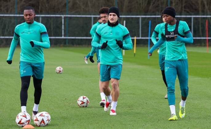 Anderlecht s Marco Kana, Anderlecht s Amando Lapage and Anderlecht s Nilson Angulo pictured during a training session of Belgian soccer team RSC Anderlecht, Wednesday 29 January 2025 in Brussels. Tomorrow, Anderlecht will play German Hoffenheim on day 8 8 of the group stage of the UEFA Europa League tournament. VIRGINIExLEFOUR  x111381007x