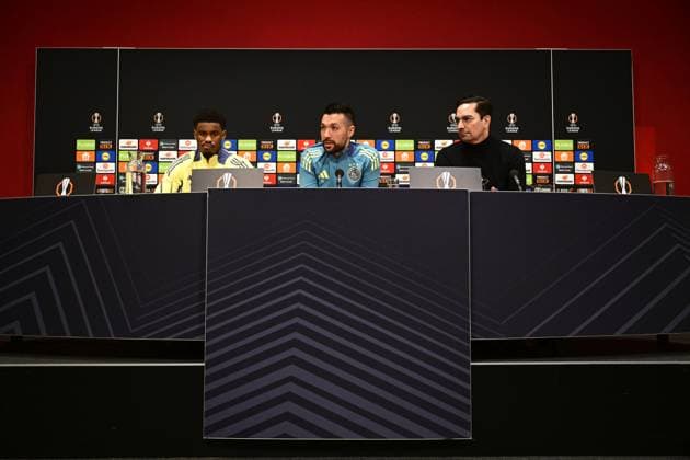 AMSTERDAM - Jorrel Hato, Coach Francesco Farioli, press officer Miel Brinkhuis of Ajax during the MD-1 press conference, PK, Pressekonferenz ahead of the game against Galatasaray at the Johan Cruijff ArenA on Jan. 29, 2025 in Amsterdam, Netherlands. ANP OLAF KRAAK UEFA Europa Europa League 2024 25 xVIxANPxSportx xxANPxIVx 518628039 originalFilename: 518628039.jpg