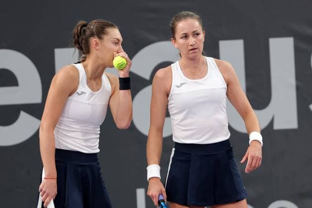 TENNIS - WTA, Tennis Damen Upper Austria Ladies Linz LINZ,AUSTRIA,29.JAN.25 - TENNIS - WTA Tour, Upper Austria Ladies Linz. Image shows Tereza Mihalikova (SVK) and Olivia Nicholls (GBR).  GEPAxpictures xWalterxLuger