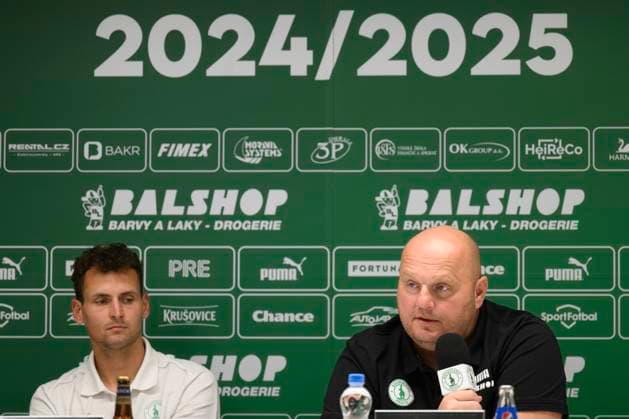 Trener Bohemians Jaroslav Vesely (vpravo) a kapitan tymu Lukas Hulka (vlevo) na tiskove konferenci fotbaloveho klubu Bohemians Praha 1905 pred startem jarni casti prvni ligy, 29. ledna 2025, Praha. (CTKxPhoto MichalxKamaryt) CTKPhotoP2025012905289  CTKPhotoP2025012905289