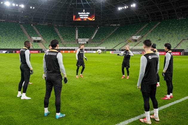 2025-01-29 Ferencvaros v AZ Alkmaar - UEFA Europa League BUDAPEST, HUNGARY - JANUARY 29: Kristijan Belic of AZ and David Moller Wolfe of AZ during a training before the UEFA Europa League match between Ferencvaros and AZ Alkmaar at Ferencvaros Stadion on January 29, 2025 in Budapest, Hungary. Budapest Ferencvaros Stadion Hungary Content not available for redistribution in The Netherlands directly or indirectly through any third parties. Copyright: xEdxvanxdexPolx