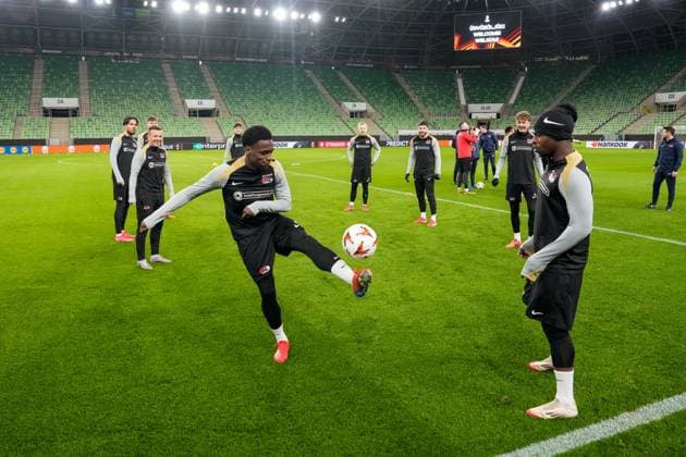 2025-01-29 Ferencvaros v AZ Alkmaar - UEFA Europa League BUDAPEST, HUNGARY - JANUARY 29: Ernest Poku with the ball during a training before the UEFA Europa League match between Ferencvaros and AZ Alkmaar at Ferencvaros Stadion on January 29, 2025 in Budapest, Hungary. Budapest Ferencvaros Stadion Hungary Content not available for redistribution in The Netherlands directly or indirectly through any third parties. Copyright: xEdxvanxdexPolx