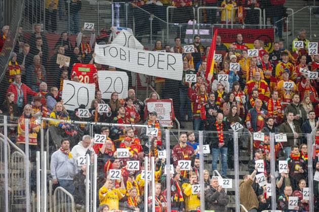 Sport Themen der Woche KW05 Sport Bilder des Tages 29.01.2025, Eishockey: Penny DEL, Saison 2024 2025, 41. Spieltag, Duesseldorfer EG - Schwenninger Wild Wings im PSD Bank Dome in Duesseldorf. Die Fans und die DEG gedenken in einer Schweigeminute dem verstorbenen Tobias Eder (Eisbaeren Berlin) Foto: Kirchner-Media Thomas Haesler *** 29 01 2025, Ice Hockey Penny DEL, Season 2024 2025, Matchday 41, Duesseldorfer EG Schwenninger Wild Wings at the PSD Bank Dome in Duesseldorf The fans and the DEG commemorate the deceased Tobias Eder Eisbaeren Berlin in a minutes silence Photo Kirchner Media Thomas Haesler Copyright: xKirchner-Media ThomasxHaeslerx