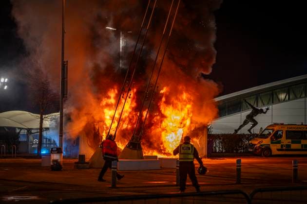 Bilder des Jahres 2025, Sport 01 Januar Sport Themen der Woche KW05 Sport Bilder des Tages 29th January 2025; Etihad Stadium, Manchester, England; UEFA Champions League Football, Manchester City versus Club Brugge; A merchandise stand goes up in flames outside the Etihad Stadium  ActionPlus12745066 GodfreyxPitt