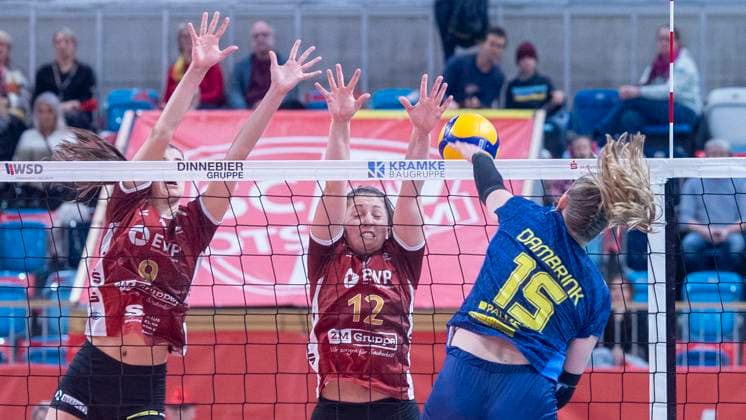 29.1.2025, Volleyball, Frauen, VBL, 1. VBL, 1. Volleyball-Bundesliga, 20. Spieltag, SC Potsdam - SSC Palmberg Schwerin Anna Koulberg (SC Potsdam, li.) und Anna-Lena Vogel (SC Potsdam, Mitte) gegen Elles Dambrink (SSC Palmberg Schwerin, re.) Potsdam MBS Arena Brandenburg Deutschland