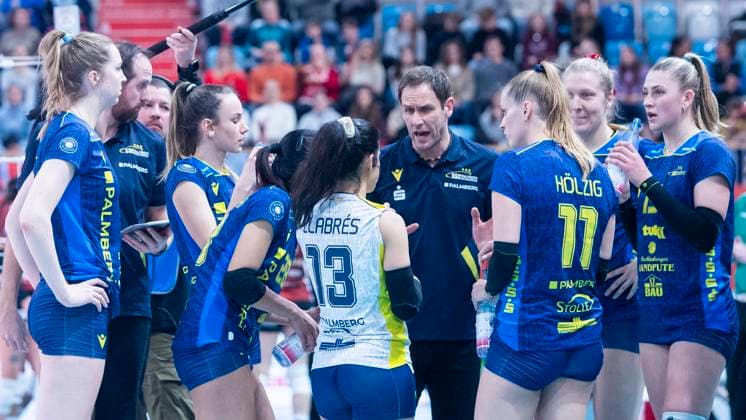 29.1.2025, Volleyball, Frauen, VBL, 1. VBL, 1. Volleyball-Bundesliga, 20. Spieltag, SC Potsdam - SSC Palmberg Schwerin Trainer Felix Koslowski (SSC Palmberg Schwerin) bespricht die Taktik mit seinen Spielerinnen. Potsdam MBS Arena Brandenburg Deutschland
