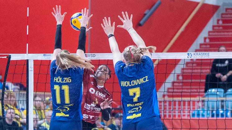 29.1.2025, Volleyball, Frauen, VBL, 1. VBL, 1. Volleyball-Bundesliga, 20. Spieltag, SC Potsdam - SSC Palmberg Schwerin Anne Hölzig (SSC Palmberg Schwerin, li.) und Meg Wolowicz (SSC Palmberg Schwerin, re.) gegen Danielle Harbin (SC Potsdam, Mitte) Potsdam MBS Arena Brandenburg Deutschland
