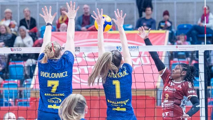 29.1.2025, Volleyball, Frauen, VBL, 1. VBL, 1. Volleyball-Bundesliga, 20. Spieltag, SC Potsdam - SSC Palmberg Schwerin Meg Wolowicz (SSC Palmberg Schwerin, li.) und Karla Antunovic (SSC Palmberg Schwerin, Mitte) gegen Danielle Harbin (SC Potsdam, re.) Potsdam MBS Arena Brandenburg Deutschland