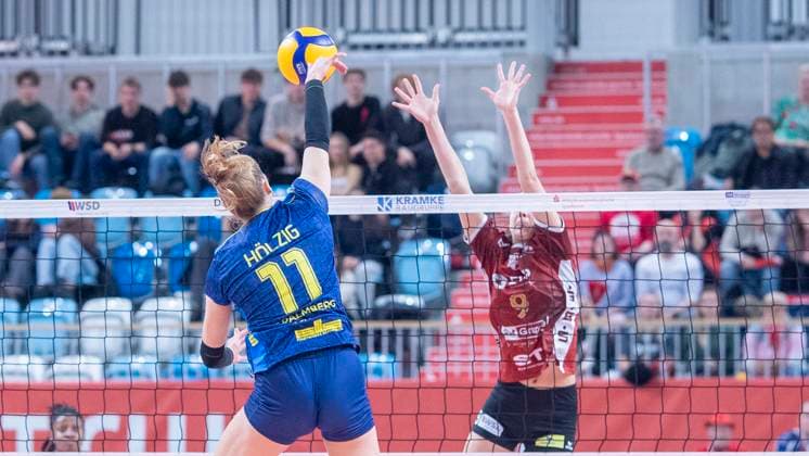 29.1.2025, Volleyball, Frauen, VBL, 1. VBL, 1. Volleyball-Bundesliga, 20. Spieltag, SC Potsdam - SSC Palmberg Schwerin Anne Hölzig (SSC Palmberg Schwerin, li.) gegen Anna Koulberg (SC Potsdam, re.) Potsdam MBS Arena Brandenburg Deutschland