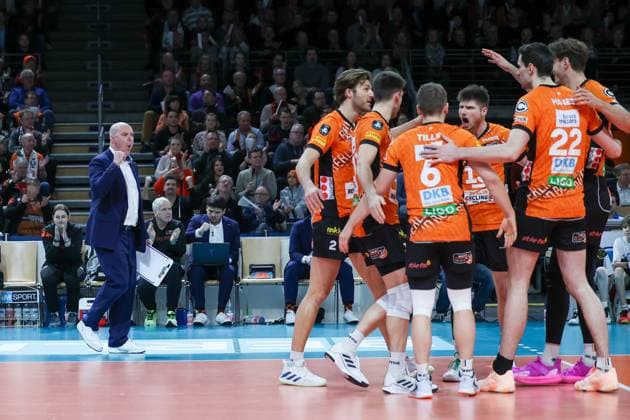 Trainer Joel Banks ( BR Volleys) zeigt Emotionen, die Mannschaft freut sich,BRVolleys vs PGE Projekt Warschau n, Champions League , 2025_01_29 Berlin Berlin Land Copyright: xFootxBowl ThomasxSobotzkix