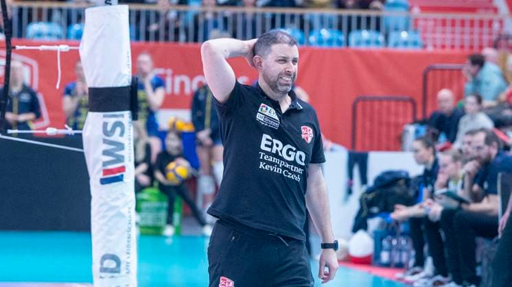 29.1.2025, Volleyball, Frauen, VBL, 1. VBL, 1. Volleyball-Bundesliga, 20. Spieltag, SC Potsdam - SSC Palmberg Schwerin (0:3) Trainer Riccardo Boieri (SC Potsdam) ist enttäuscht. Potsdam MBS Arena Brandenburg Deutschland