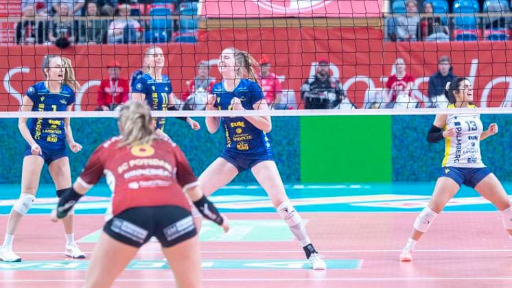 29.1.2025, Volleyball, Frauen, VBL, 1. VBL, 1. Volleyball-Bundesliga, 20. Spieltag, SC Potsdam - SSC Palmberg Schwerin (0:3) Die Spielerinnen des SSC Palmberg Schwerin jubeln über den Sieg. Patricia Llabres Herrera (SSC Palmberg Schwerin, re.), Britte Stuut (SSC Palmberg Schwerin, 2.v. re.), Anne Hölzig (SSC Palmberg Schwerin, 3.v. re.) und Karla Antunovic (SSC Palmberg Schwerin, li.) Potsdam MBS Arena Brandenburg Deutschland