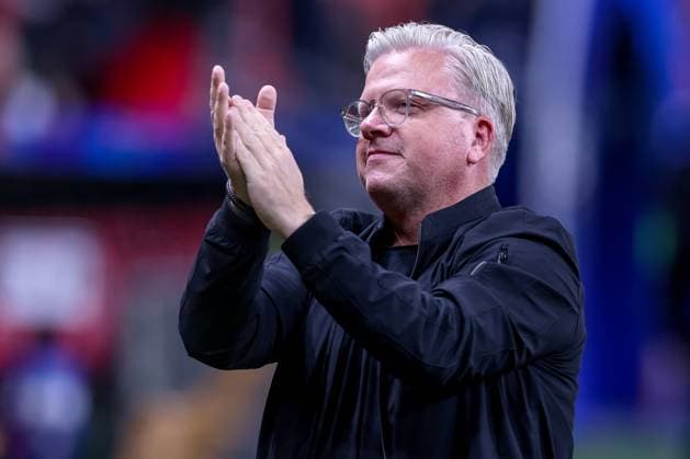 29.01.2025, Fußball, Bayer 04 Leverkusen - AC Sparta Prag, UEFA Champions League, 8. Spieltag, BayArena, Saison 2024 2025: Cheftrainer Lars Friis (Sparta Prag) steht applaudierend vor dem Spiel beim Gästeblock und begrüßt die angereisten Fans Nordrhein-Westfalen Deutschland