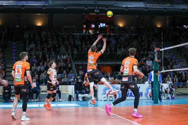 Johannes Tille (BR Volleys, 06) legt den Ball vor, BRVolleys vs PGE Projekt Warschau n, Champions League , 2025_01_29 Berlin Berlin Land Copyright: xFootxBowl ThomasxSobotzkix
