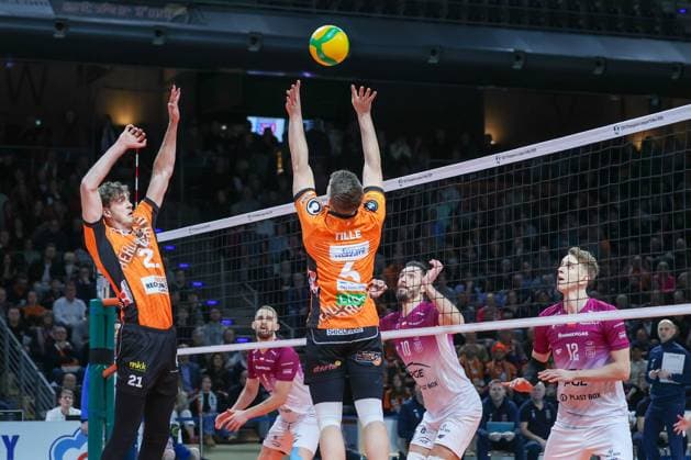 Tobias Krick (BR Volleys, 21) undJohannes Tille (BR Volleys, 06) mit dem Ball am Netz, BRVolleys vs PGE Projekt Warschau n, Champions League , 2025_01_29 Berlin Berlin Land Copyright: xFootxBowl ThomasxSobotzkix