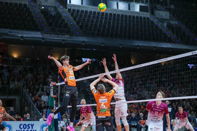 Tobias Krick (BR Volleys, 21) holt zum schmettern aus, BRVolleys vs PGE Projekt Warschau n, Champions League , 2025_01_29 Berlin Berlin Land Copyright: xFootxBowl ThomasxSobotzkix